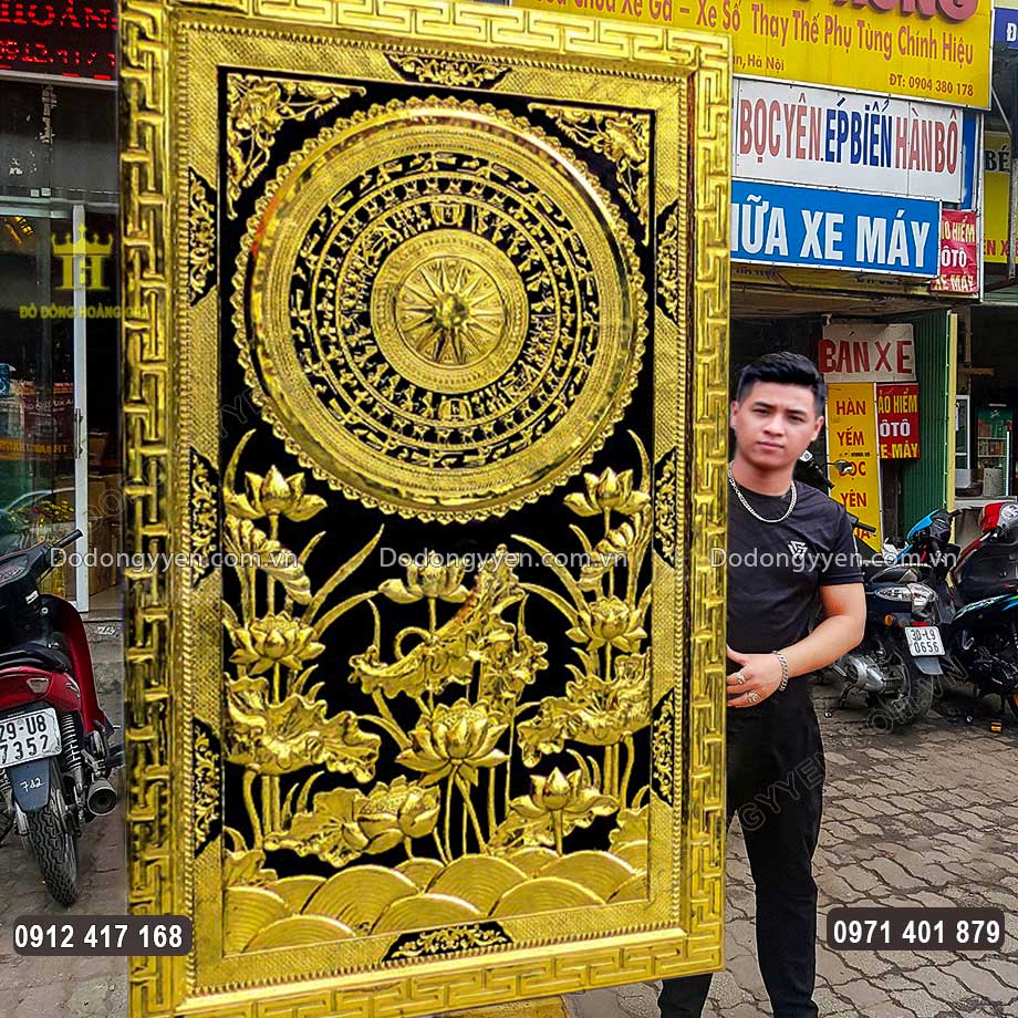 Phần nền sơn đen gi&uacute;p l&agrave;m nổi bật c&aacute;c họa tiết hoa văn